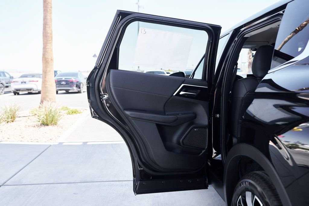 Used 2025 Mitsubishi Outlander SE image 15
