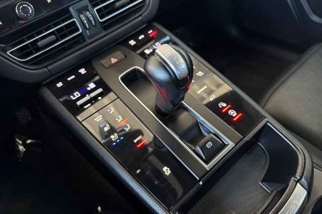 Used 2024 Porsche Macan AWD/4WD image 26