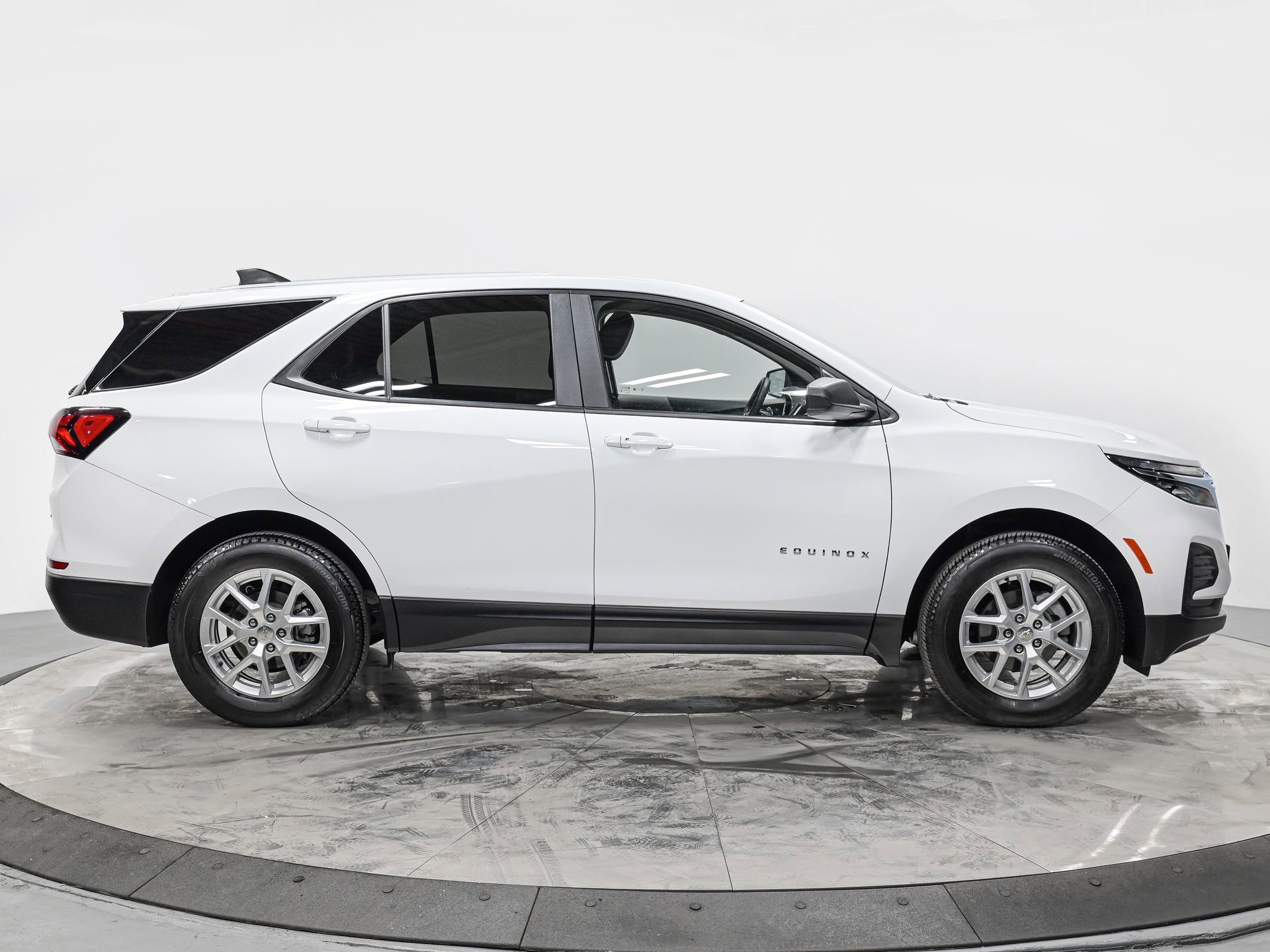 Used 2024 Chevrolet Equinox LS w/ LS Convenience Package image 8