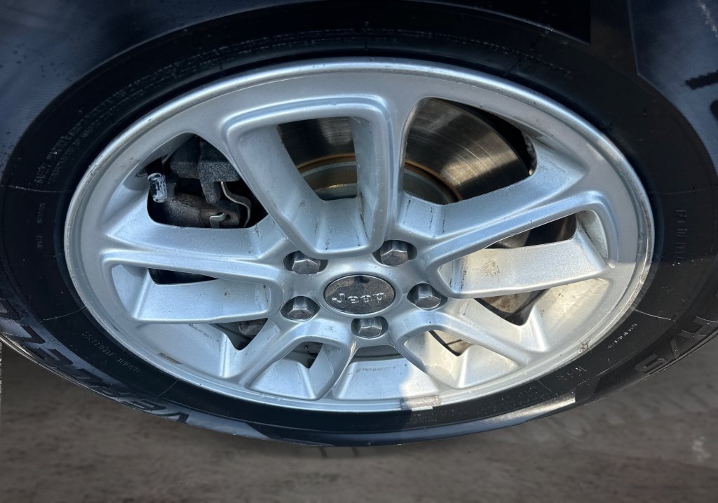 Used 2018 Jeep Grand Cherokee Laredo AWD/4WD image 17