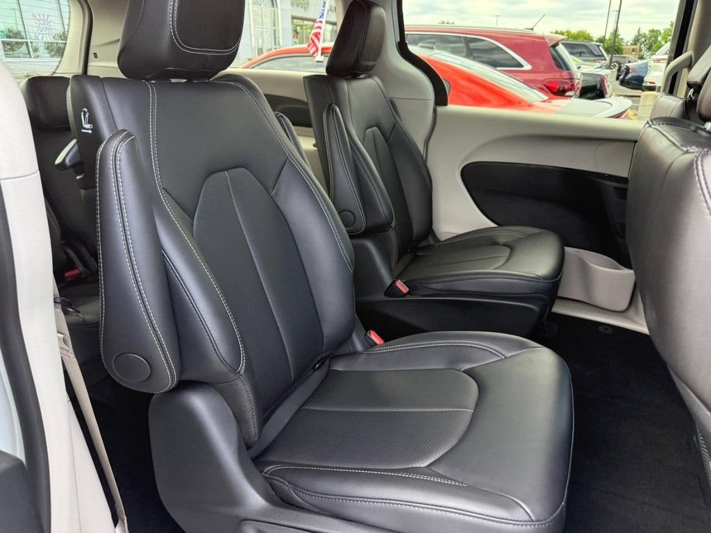 Used 2024 Chrysler Pacifica Limited FWD image 7