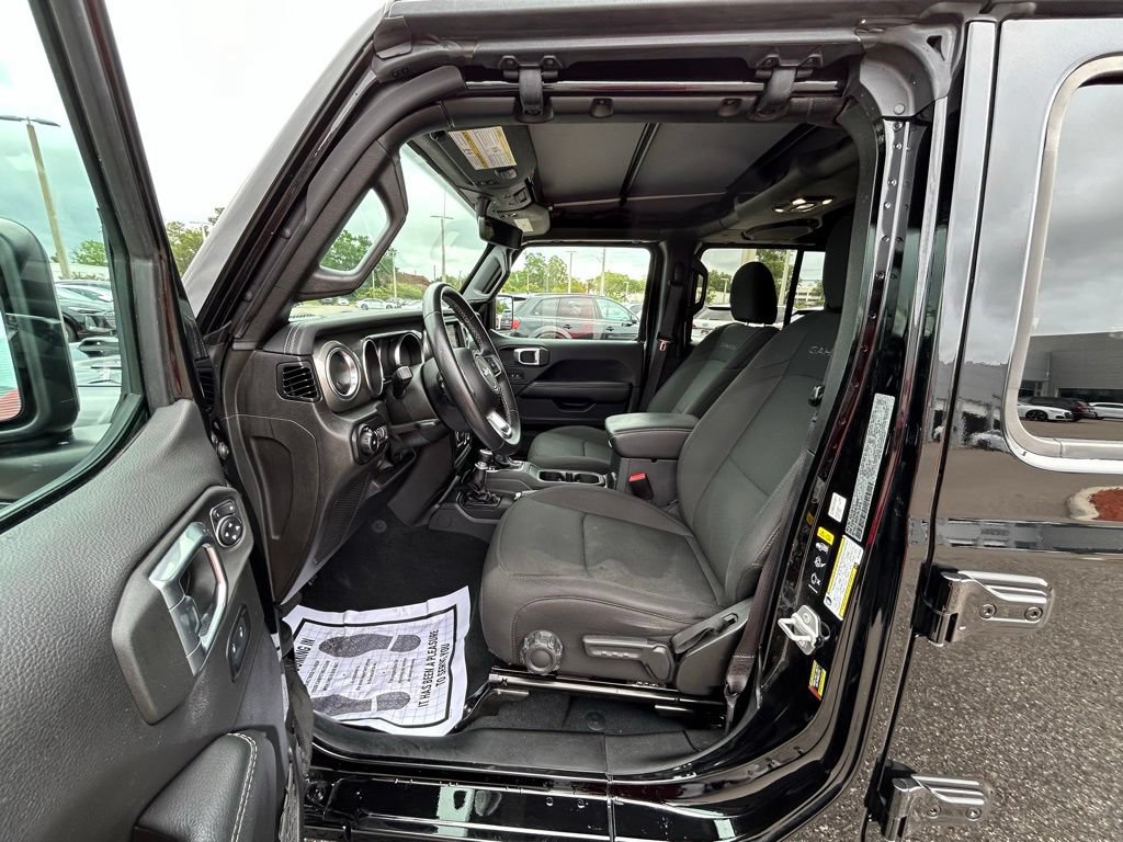 Used 2022 Jeep Wrangler Unlimited Sahara AWD/4WD image 15