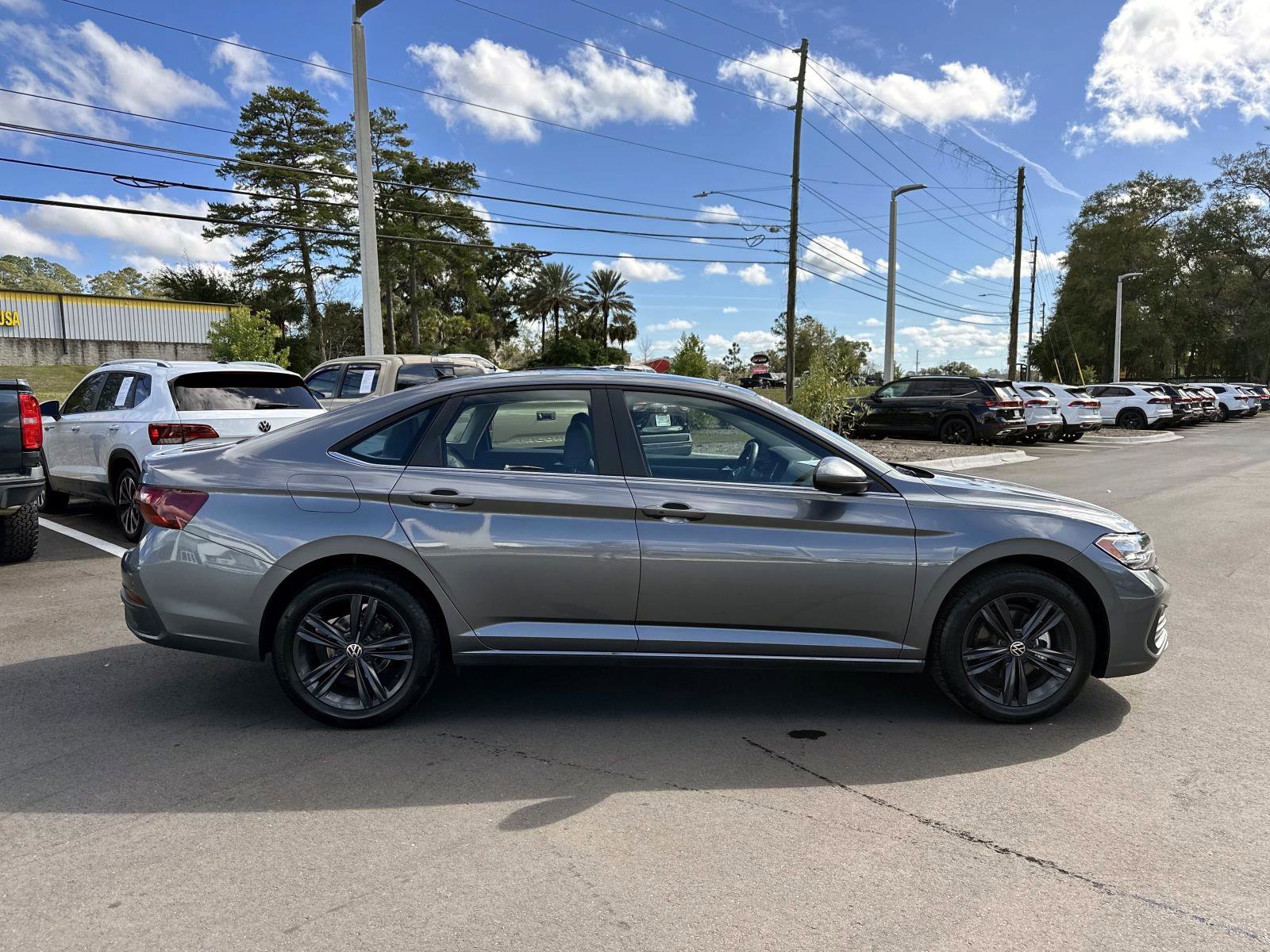 Used 2023 Volkswagen Jetta SE w/ Panoramic Sunroof Package image 6