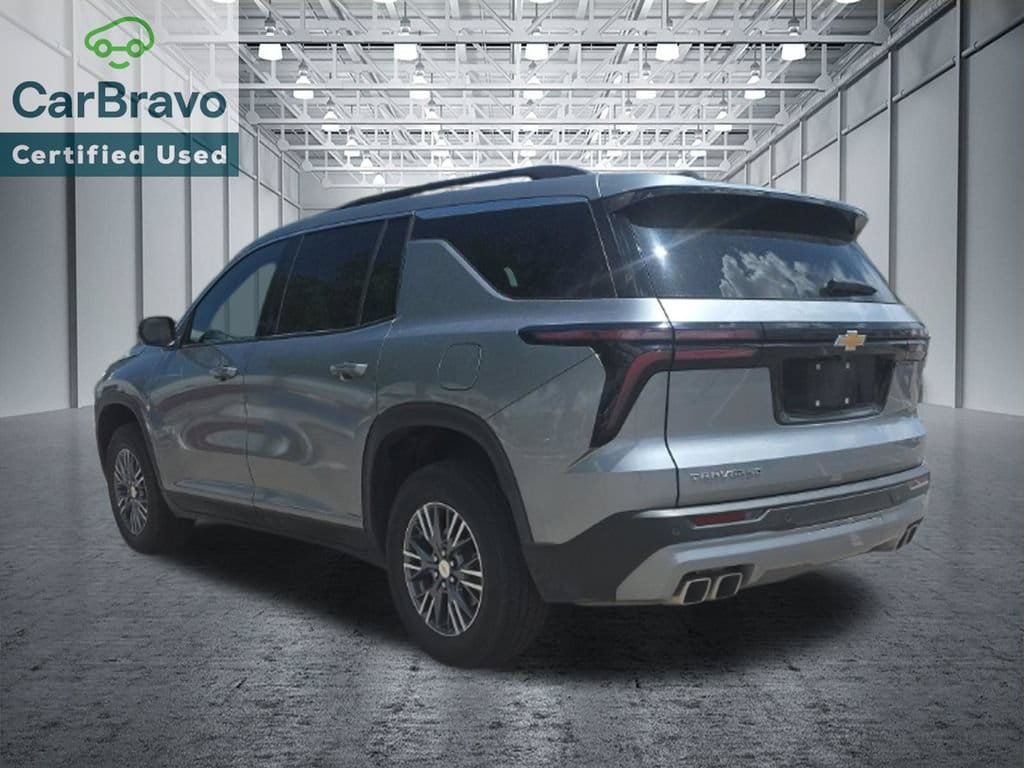 Used 2025 Chevrolet Traverse LT FWD image 4