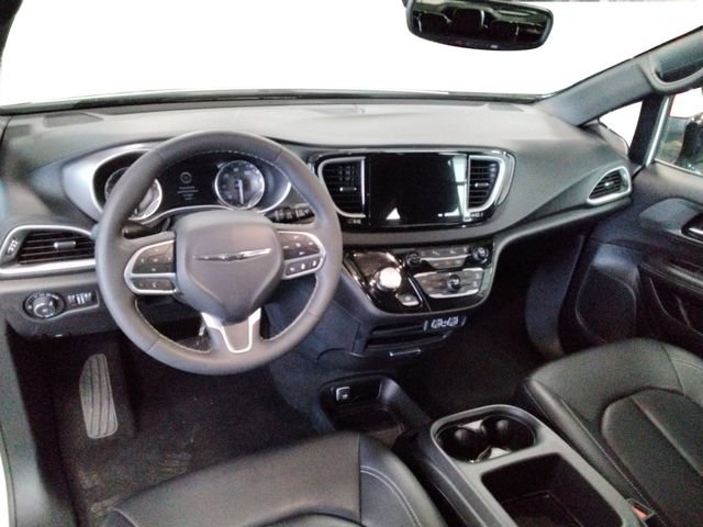 Used 2025 Chrysler Pacifica Select image 30