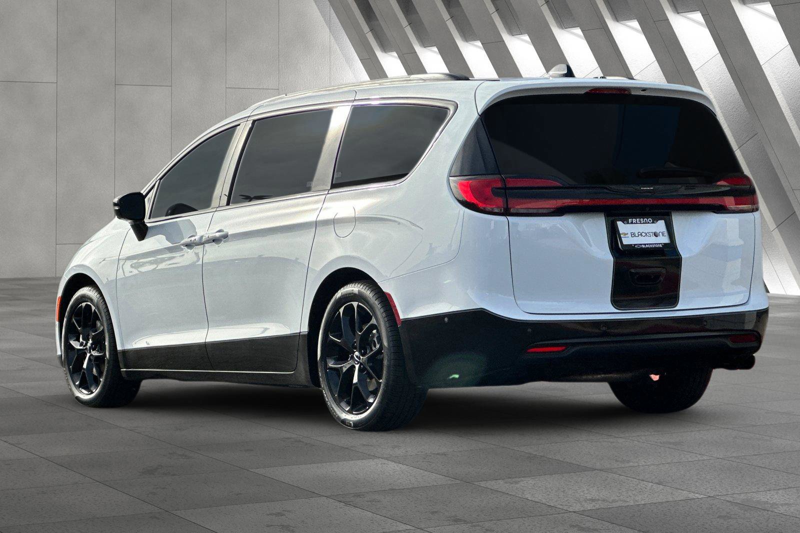 Used 2024 Chrysler Pacifica Limited w/ Uconnect Theater Family Group image 6