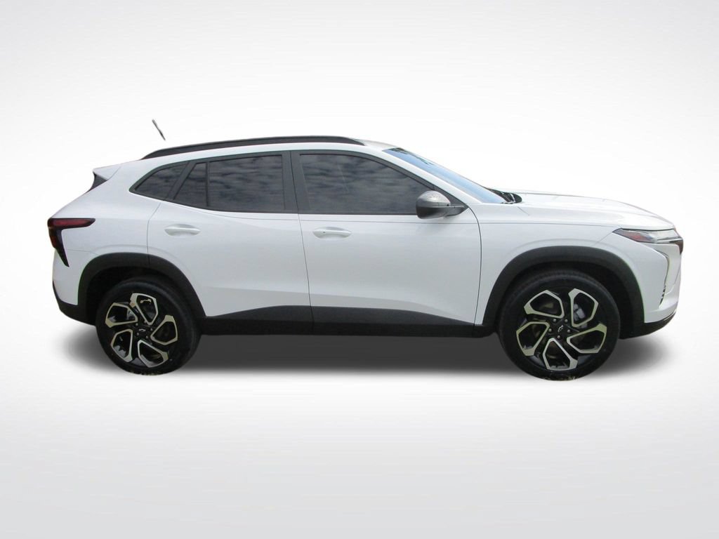 Used 2025 Chevrolet Trax RS w/ Sunroof Package FWD image 8