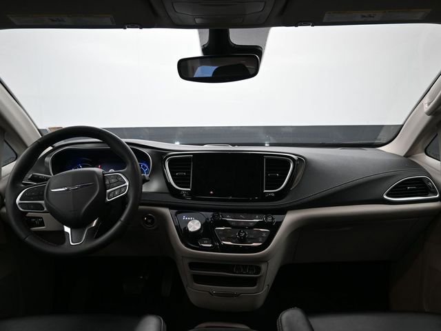 Used 2024 Chrysler Pacifica Limited FWD image 20