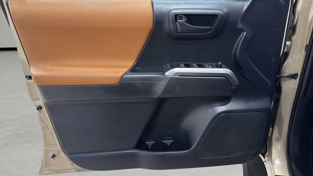 Used 2019 Toyota Tacoma SR5 AWD/4WD image 18
