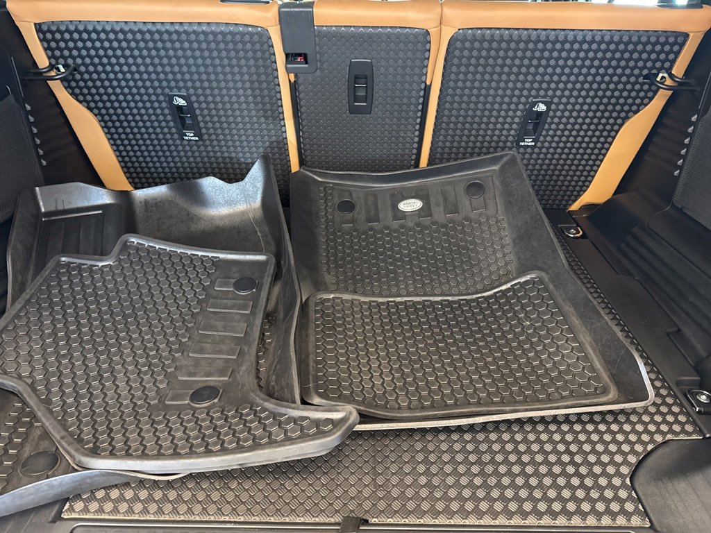 Used 2023 Land Rover Defender 110 SE image 17