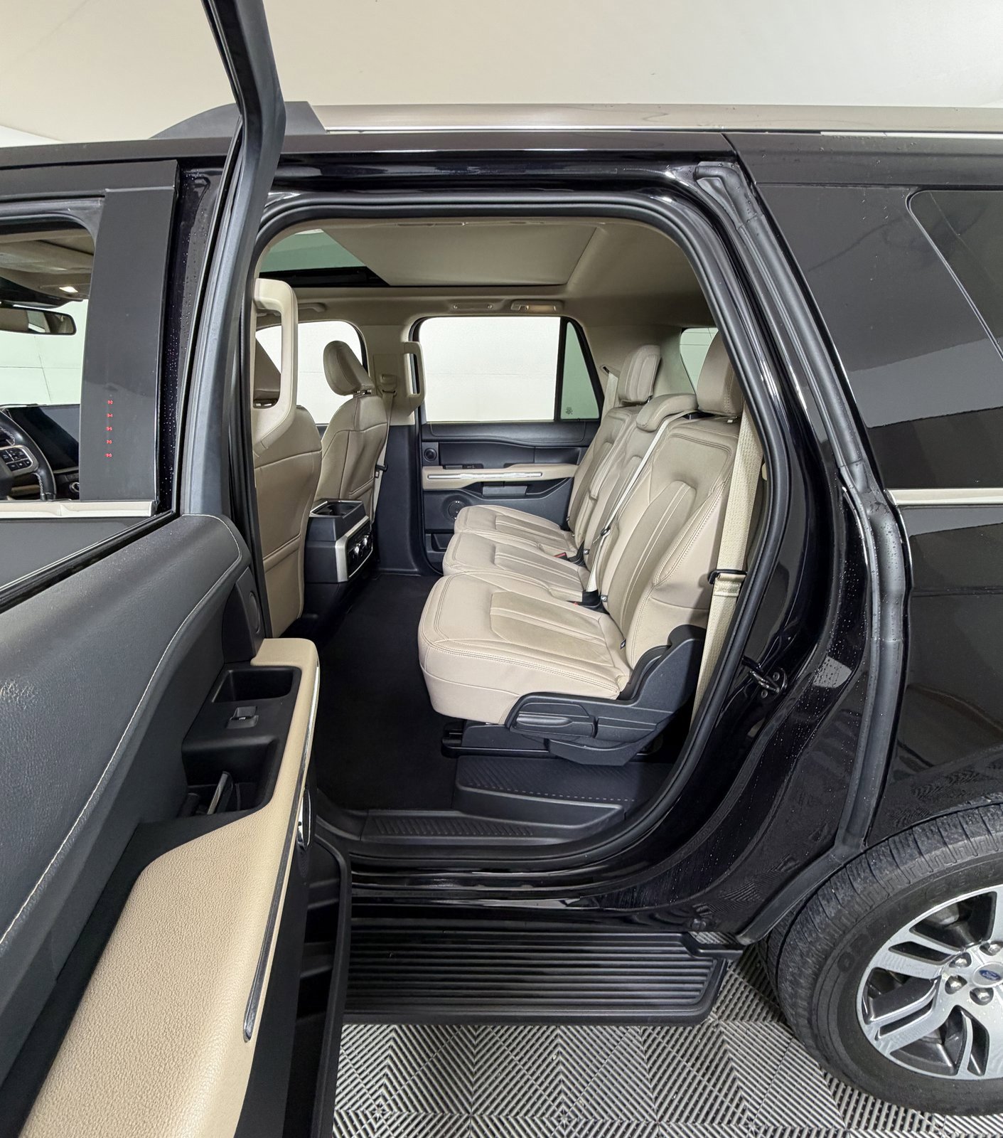 Used 2024 Ford Expedition Max Limited image 9