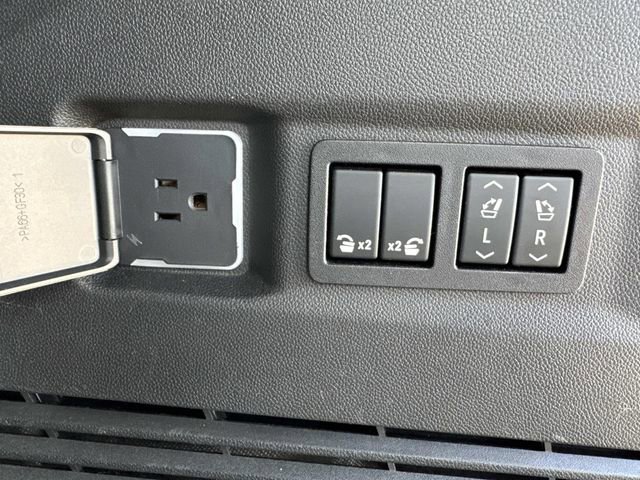 Used 2022 GMC Yukon SLT w/ SLT Premium Package image 21