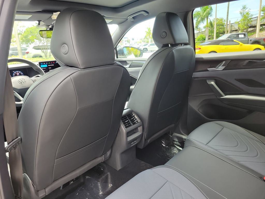 New 2026 Volkswagen Tiguan SE R-Line FWD image 9