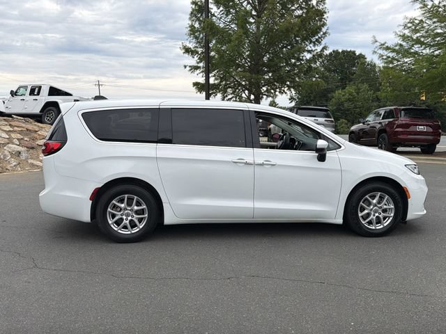 Used 2023 Chrysler Pacifica Touring-L FWD image 13