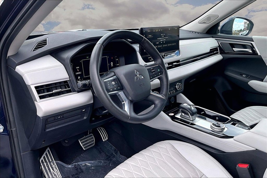 Used 2025 Mitsubishi Outlander SEL FWD image 17
