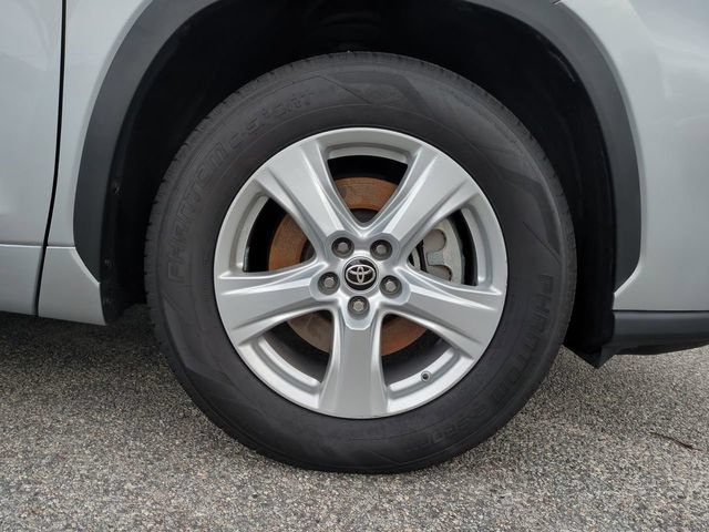 Used 2022 Toyota Highlander LE FWD image 11