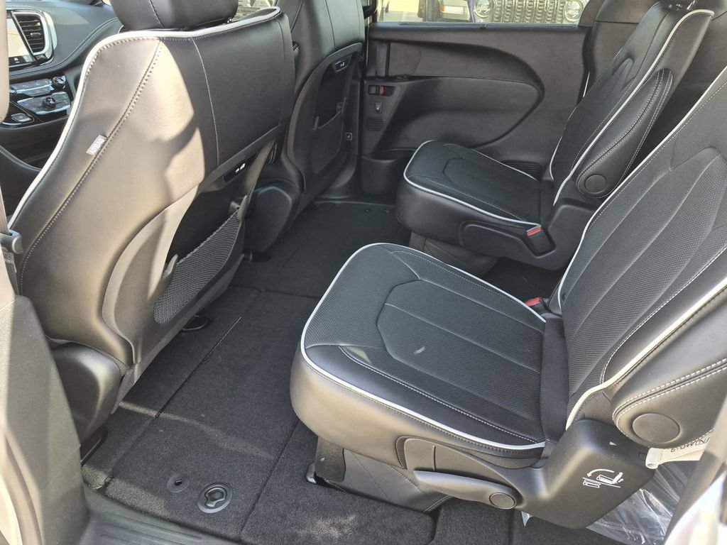New 2026 Chrysler Pacifica Limited w/ S Appearance Package FWD image 13