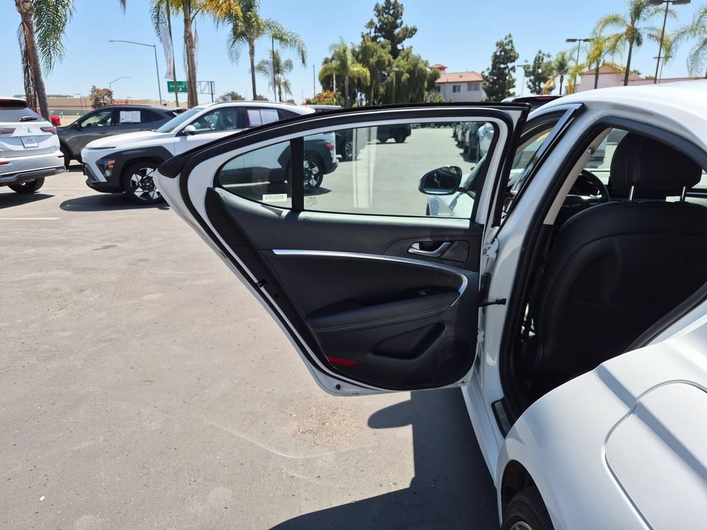 Used 2025 Genesis G70 2.5T RWD image 27