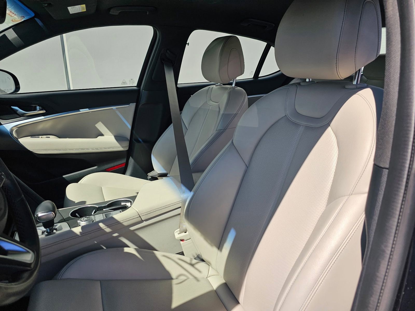 Used 2023 Genesis G70 2.0T image 6