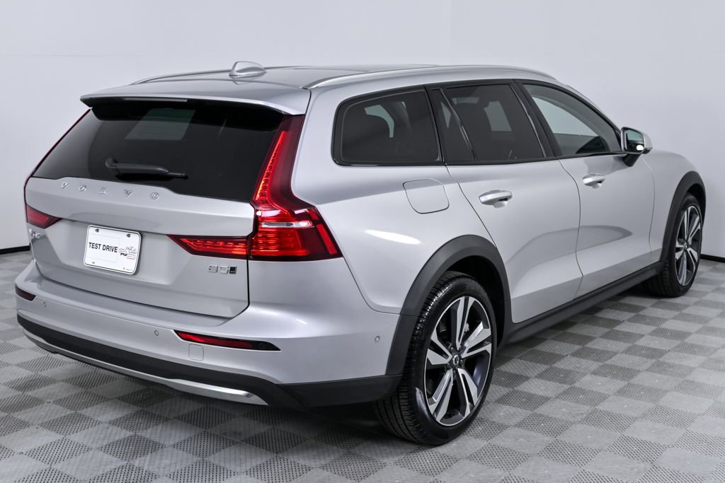 Certified 2025 Volvo V60 B5 Cross Country Plus image 29