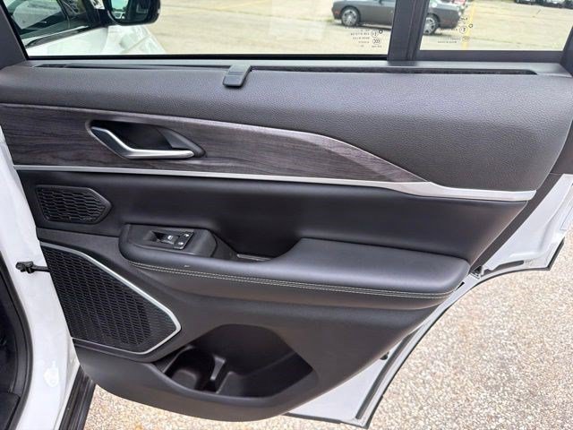 Used 2023 Jeep Grand Cherokee Limited w/ Luxury Tech Group II AWD/4WD image 18