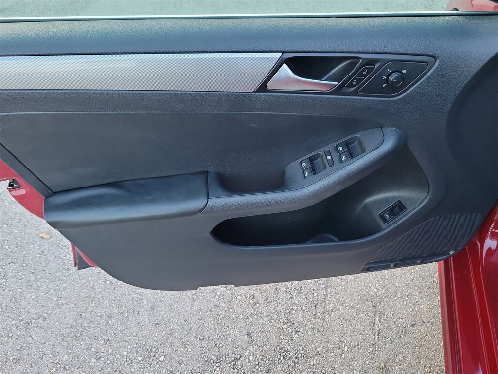 Used 2017 Volkswagen Jetta SE image 16