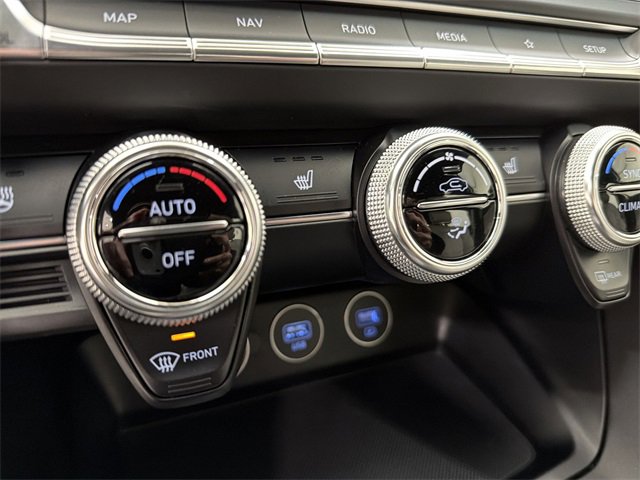 Used 2023 Genesis G70 2.0T image 30