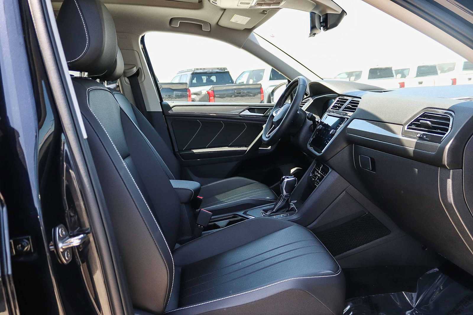 Used 2023 Volkswagen Tiguan SE w/ Panoramic Sunroof Package FWD image 16