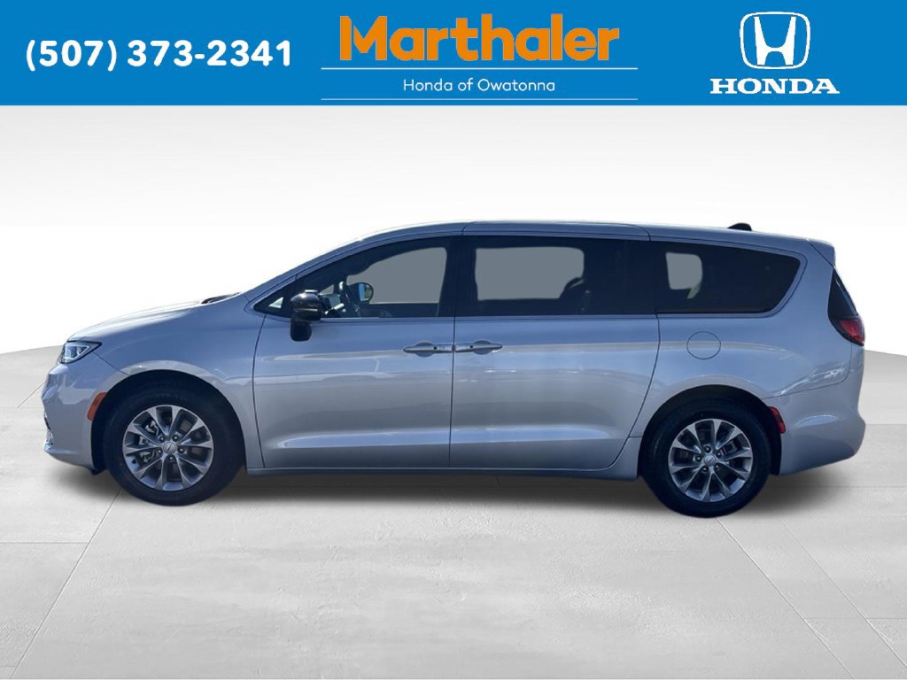 Used 2026 Chrysler Pacifica Limited FWD image 2