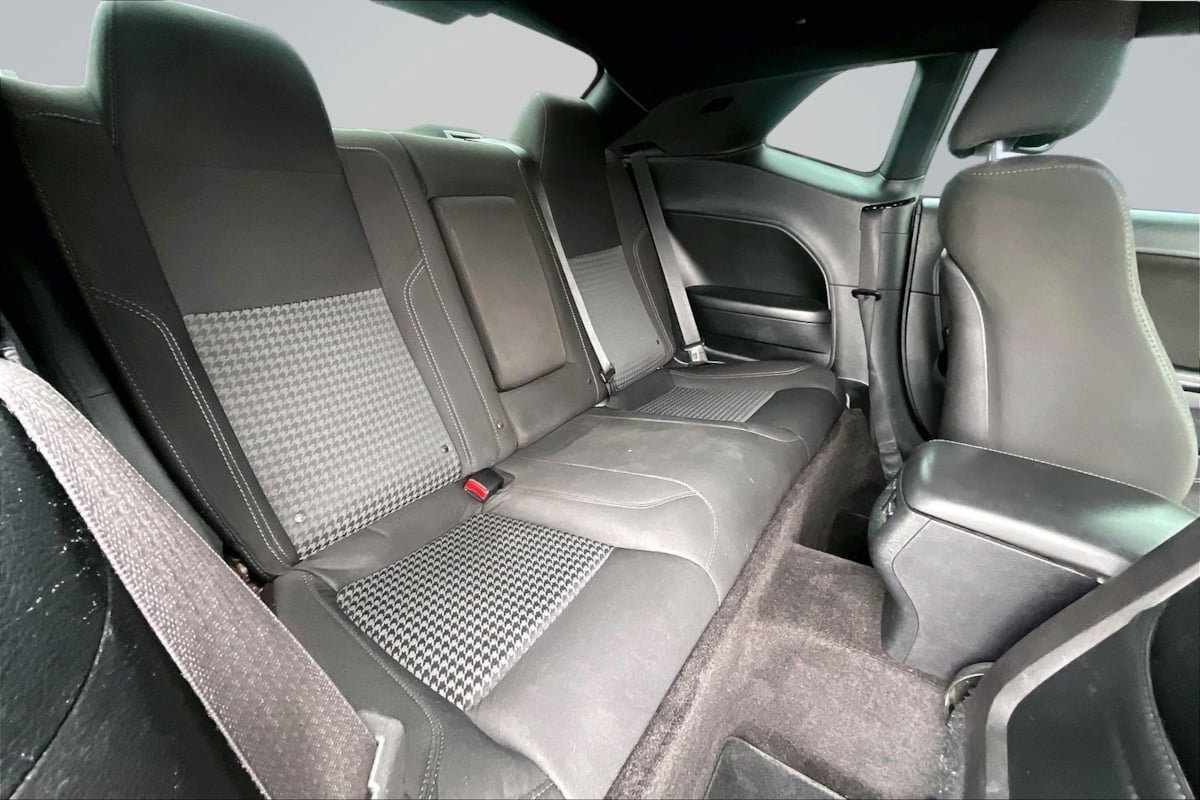 Used 2016 Dodge Challenger SXT RWD image 27