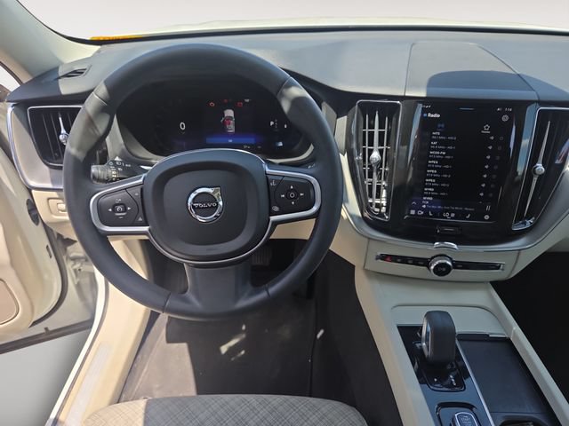 Used 2022 Volvo XC60 B5 Momentum AWD/4WD image 10