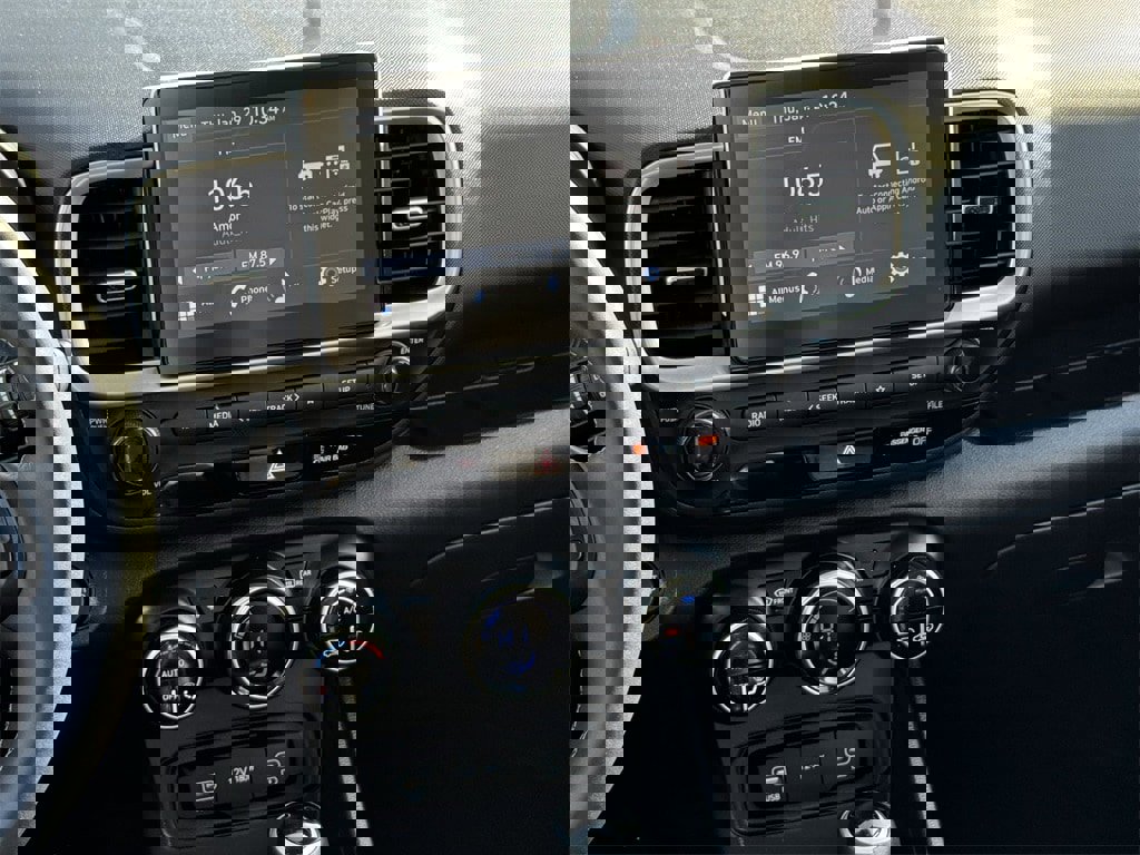 Used 2025 Hyundai Venue SEL image 16