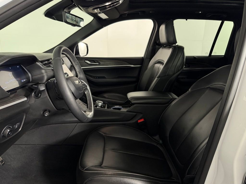 Used 2024 Jeep Grand Cherokee Limited w/ Luxury Tech Group II image 23