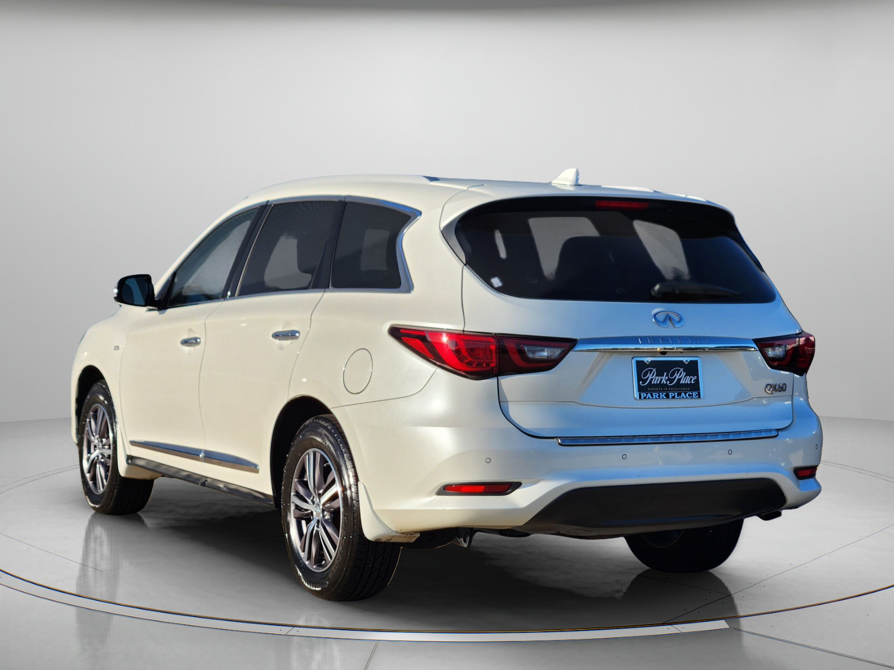 Used 2018 INFINITI QX60 Luxe w/ Premium Plus Package AWD/4WD image 3