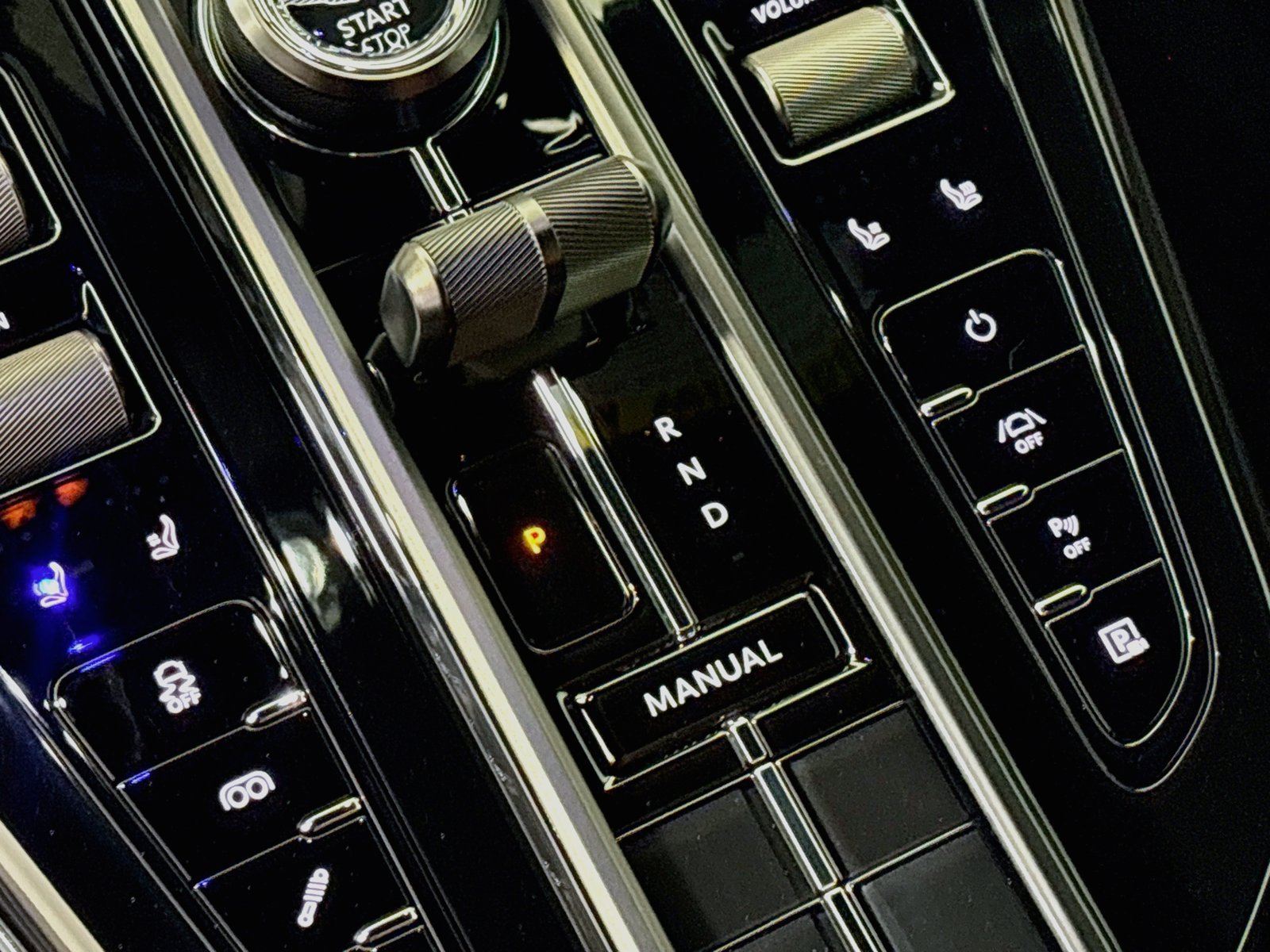 Used 2025 Aston Martin V8 Vantage Coupe RWD image 15