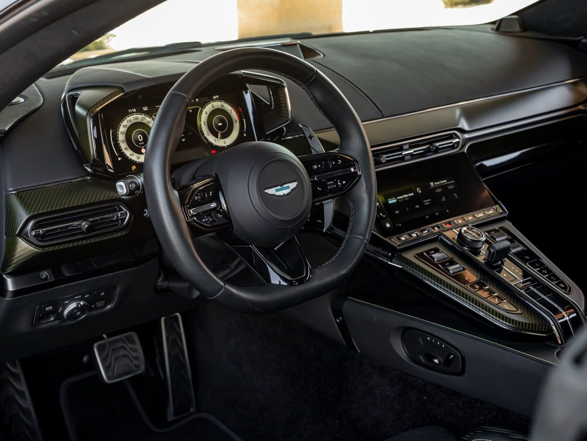 Used 2025 Aston Martin V8 Vantage Coupe image 3