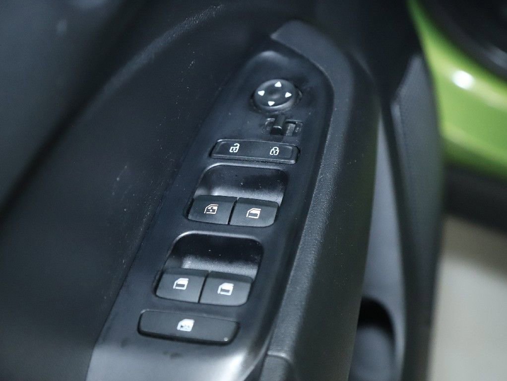 Used 2023 Hyundai Venue SEL FWD image 19