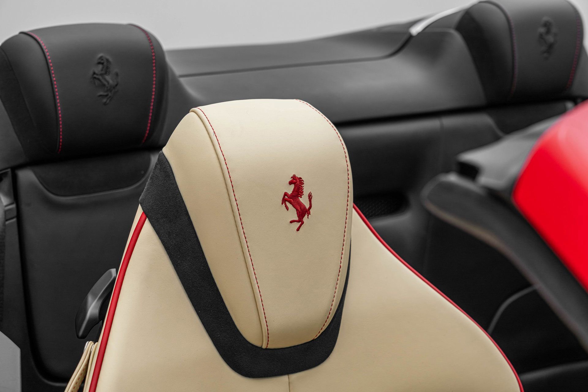 Certified 2025 Ferrari Roma Spider RWD image 37
