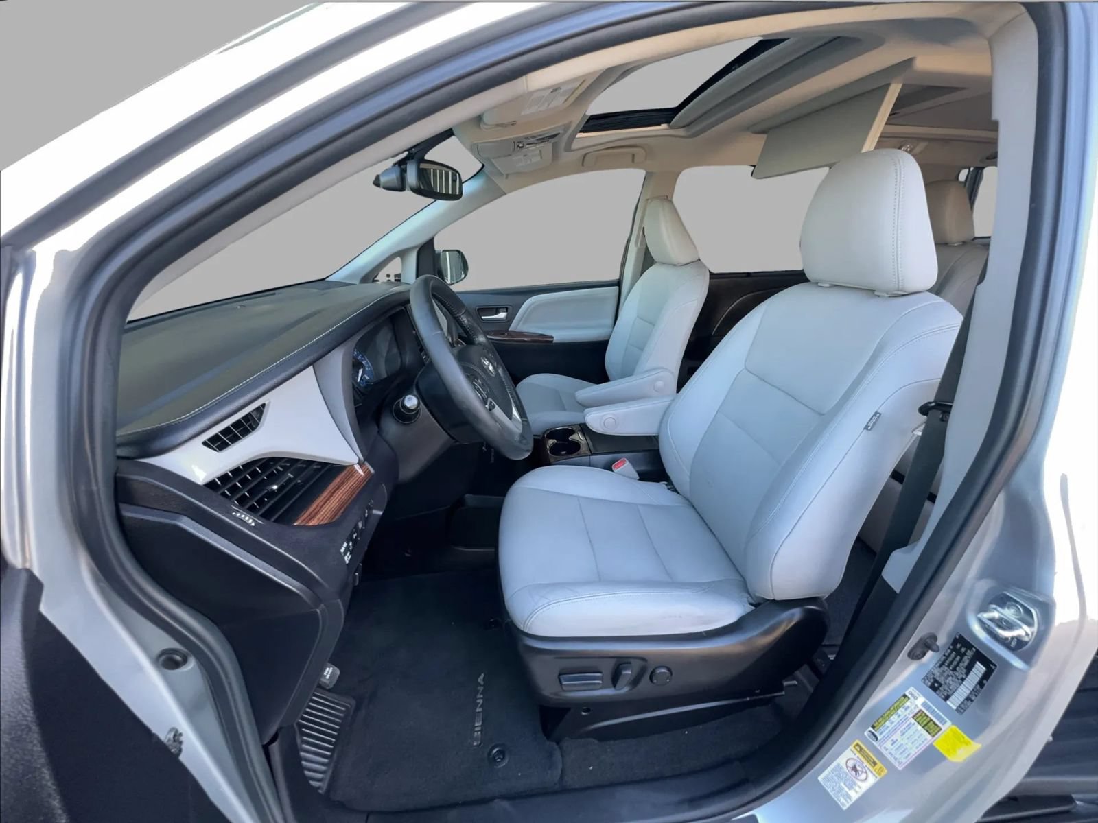 Used 2015 Toyota Sienna Limited Premium FWD image 18