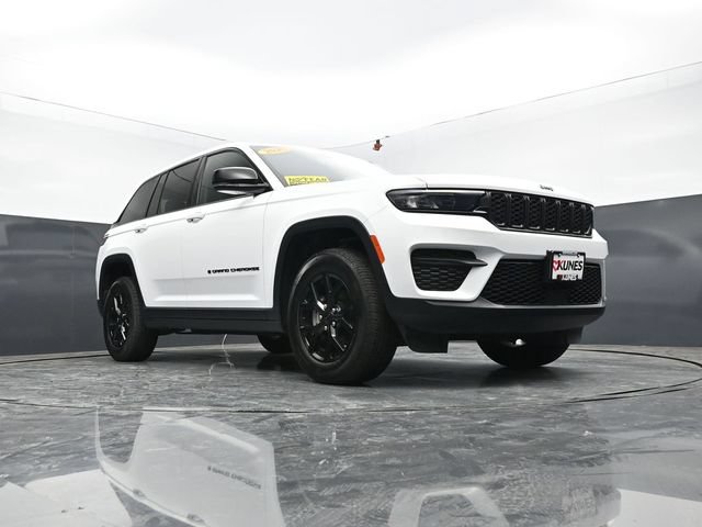 Used 2025 Jeep Grand Cherokee Altitude AWD/4WD image 43