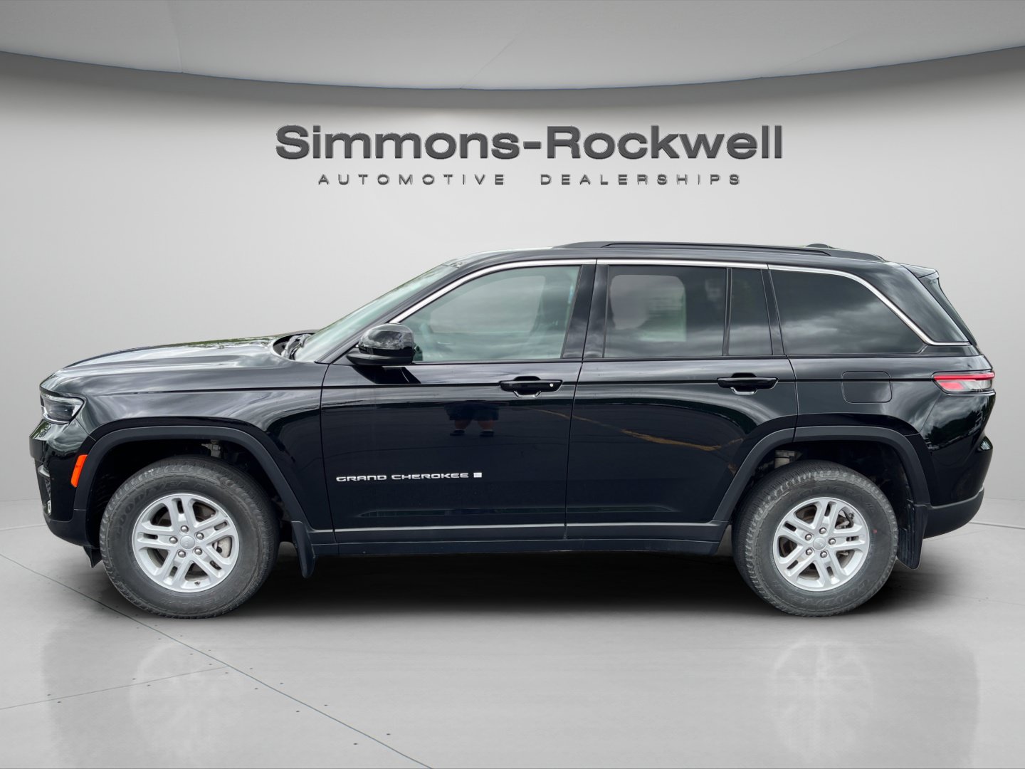 Used 2024 Jeep Grand Cherokee Laredo w/ Luxury Tech Group I AWD/4WD image 2