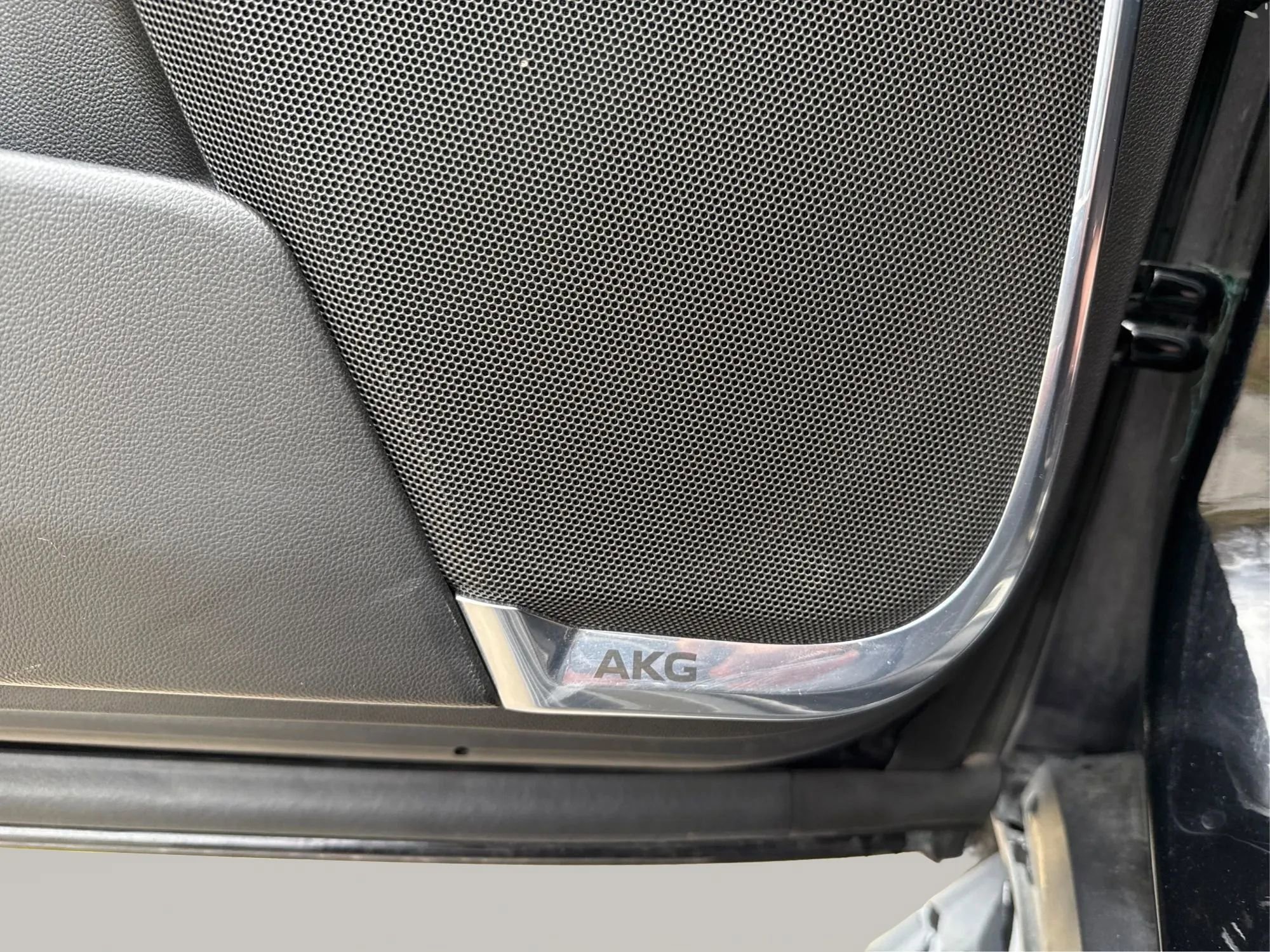 Used 2022 Cadillac Escalade Sport Platinum w/ LPO, ONYX Package image 28