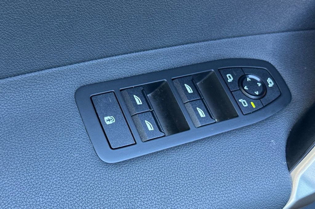 Used 2023 BMW iX xDrive50 image 11