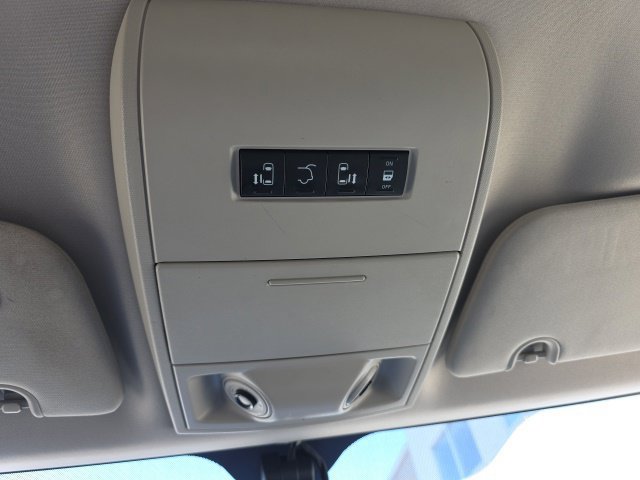 Used 2015 Chrysler Town & Country Touring-L w/ Driver Convenience Group FWD image 19