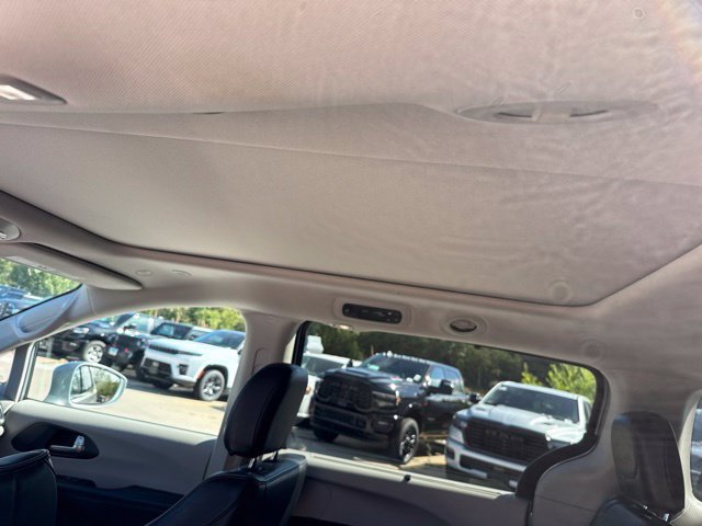 Used 2020 Chrysler Pacifica Limited FWD image 19