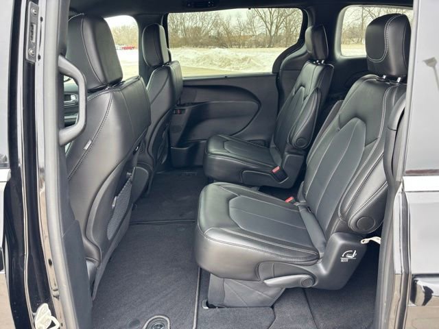 Used 2025 Chrysler Pacifica Select image 19