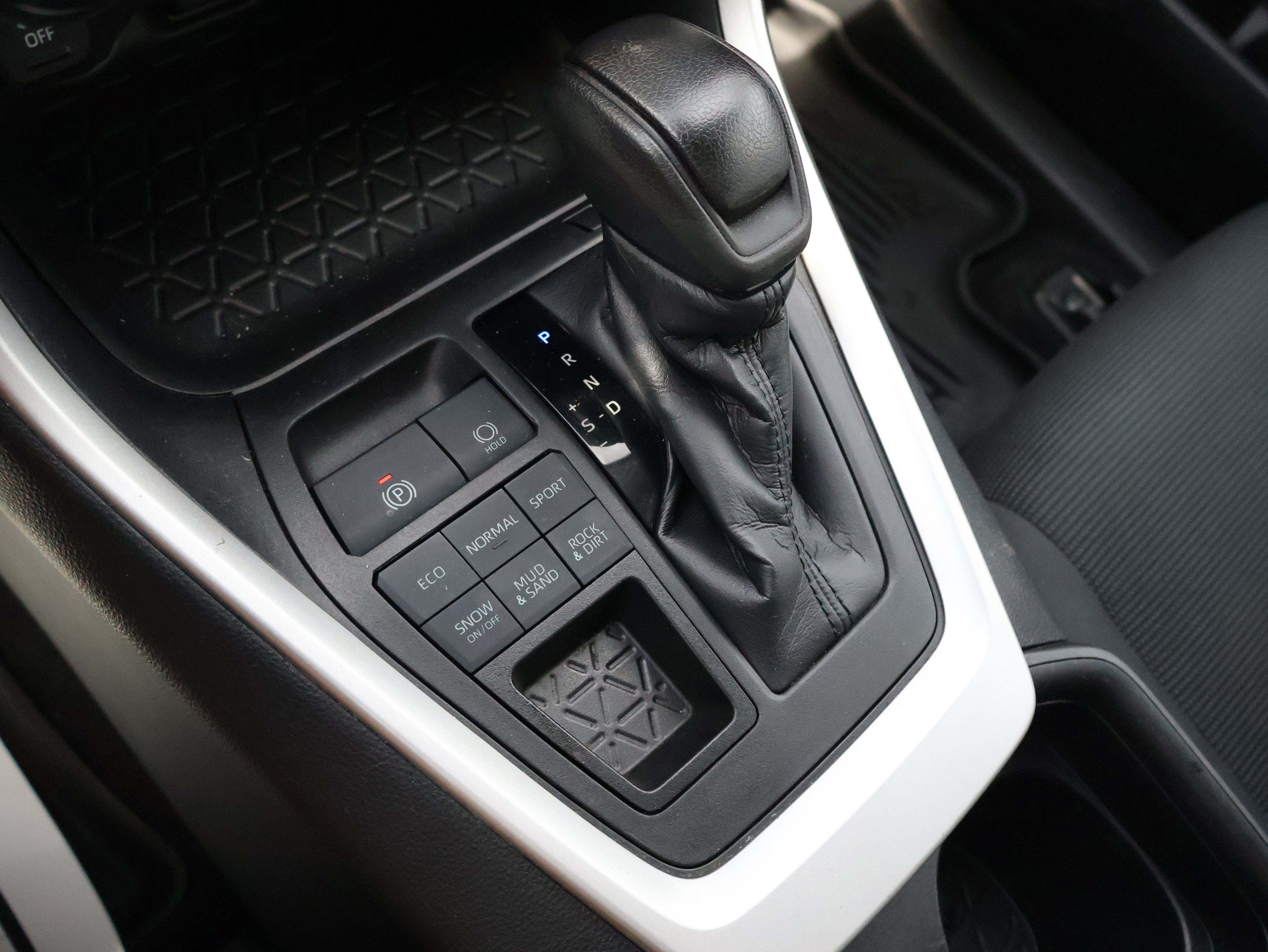 Used 2020 Toyota RAV4 LE AWD/4WD image 18