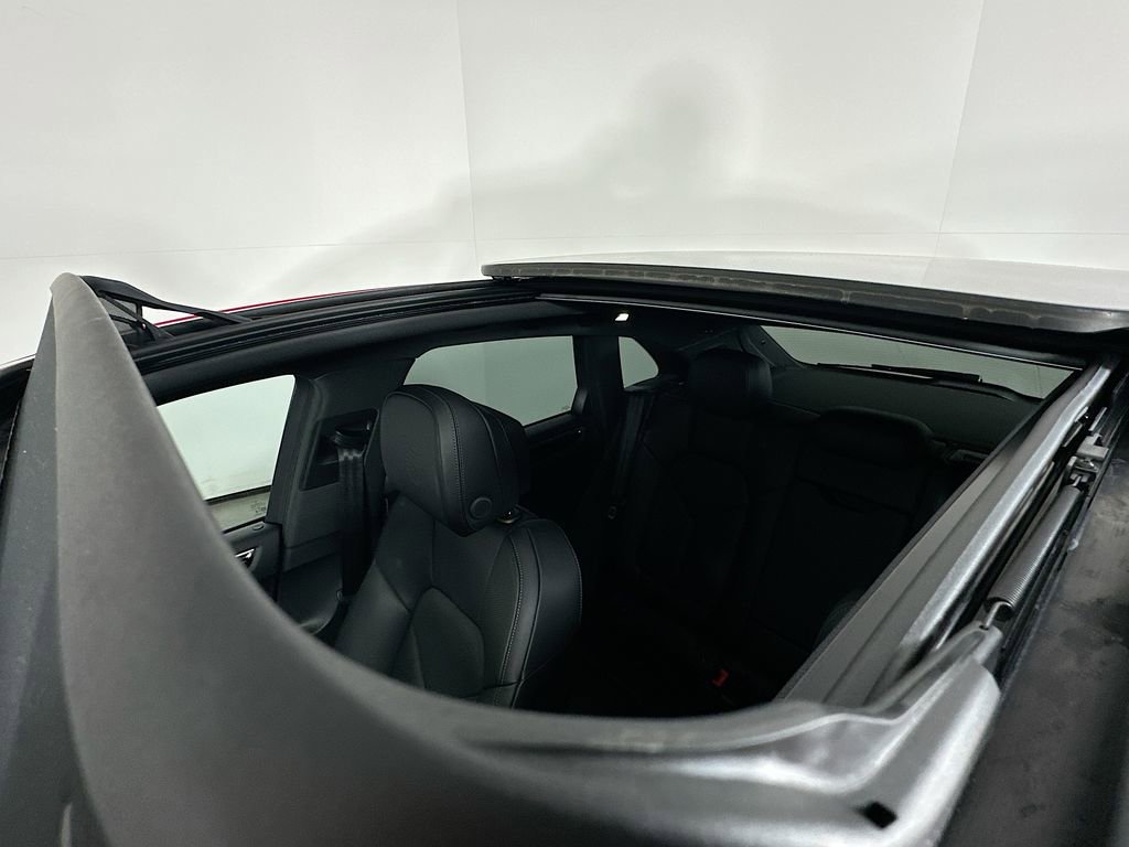Certified 2026 Porsche Macan image 14