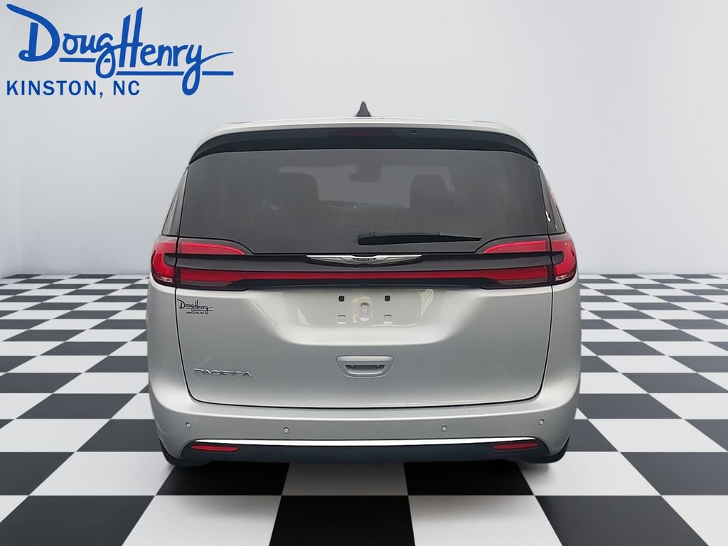 Used 2024 Chrysler Pacifica Touring-L FWD image 4