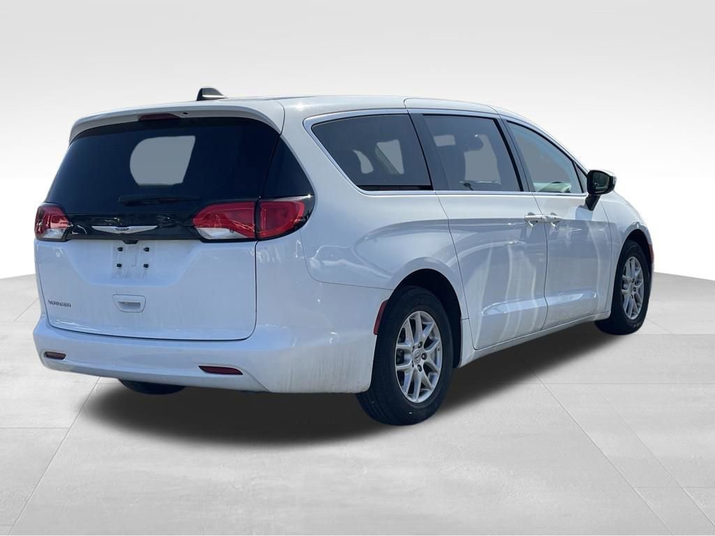 Used 2023 Chrysler Voyager LX image 4